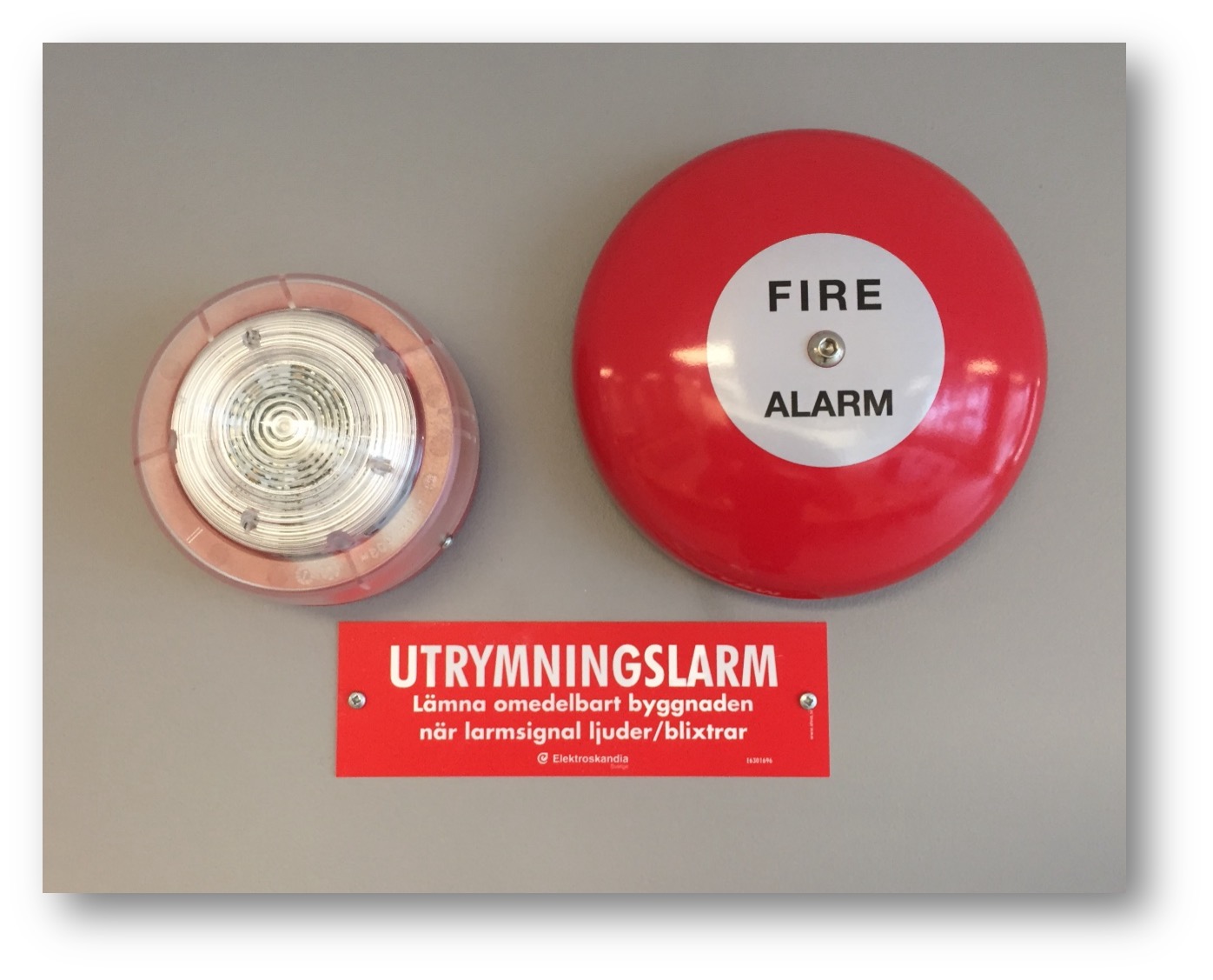 Combined visual and sound alarm. The writing on the plate is in Swedish, saying “Evacuation alarm. Immediately leave the building when the alarm is sounding/flashing”.
